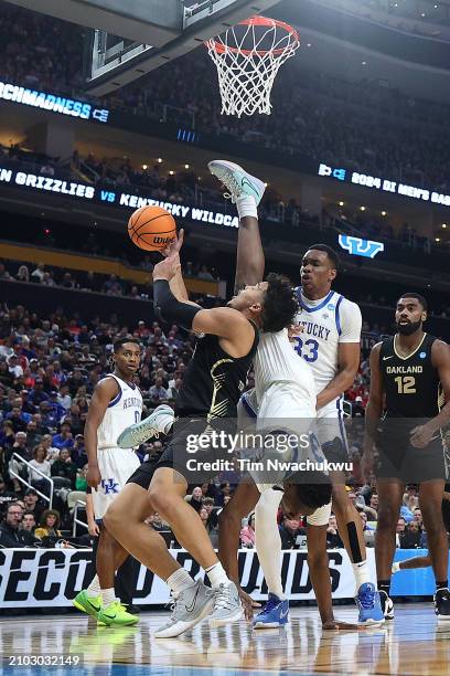 Trey Townsend of the Oakland Golden Grizzlies draws a foul on Adou Thiero of the Kentucky Wildcats during the second half in the first round of the...