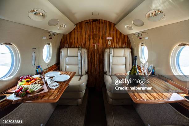 tagliere di champagne e formaggi in attesa di passeggeri su jet privato - aereo privato foto e immagini stock