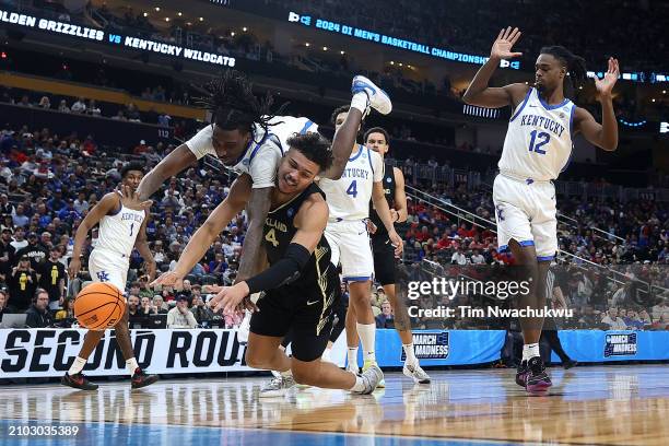 Aaron Bradshaw of the Kentucky Wildcats and Trey Townsend of the Oakland Golden Grizzlies dive for possession during the first half in the first...