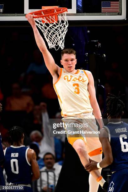 Dalton Knecht of the Tennessee Volunteers dunks the ball in the first half during the first round of the NCAA Men's Basketball Tournament against the...