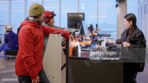 paar plaudert mit techniker im ausrüstungsverleih im skigebiet - skirestaurant stock-fotos und bilder