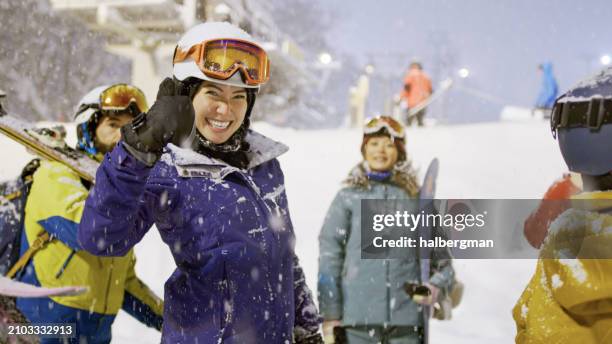 sciatore che celebra la pesante neve polverosa in giappone - stazione sciistica foto e immagini stock