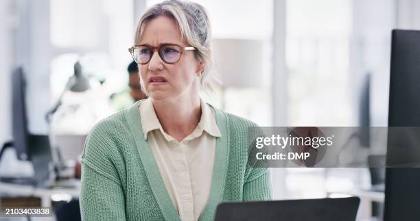 mitarbeiterin, frau und verärgert im büro wütend, frustriert und irritiert am arbeitsplatz. weibliche person, traurig und verärgert mit kollegin am arbeitsplatz mit ekelgesicht, laptop und technologie für die arbeit - gereiztheit stock-fotos und bilder