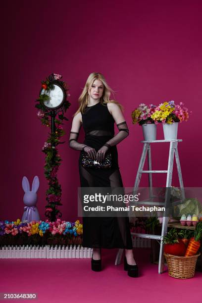 elegant woman wearing black dress - sac à main surdimensionné photos et images de collection