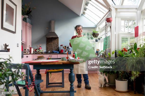 seien sie stolz auf ihre kreative arbeit - kunstdruck stock-fotos und bilder