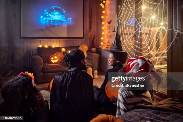 movie night on halloween! - aterrorizado imagens e fotografias de stock