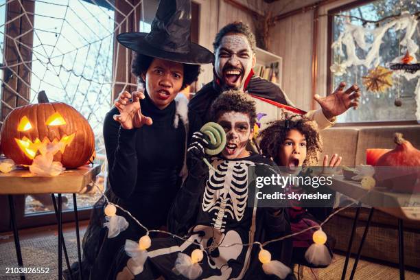 famille noire effrayante ayant une fête d’halloween à la maison. - halloween photos et images de collection