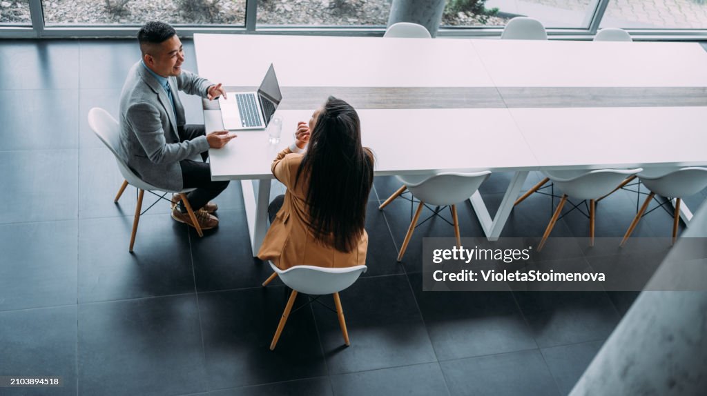 Partenaires d’affaires en réunion.