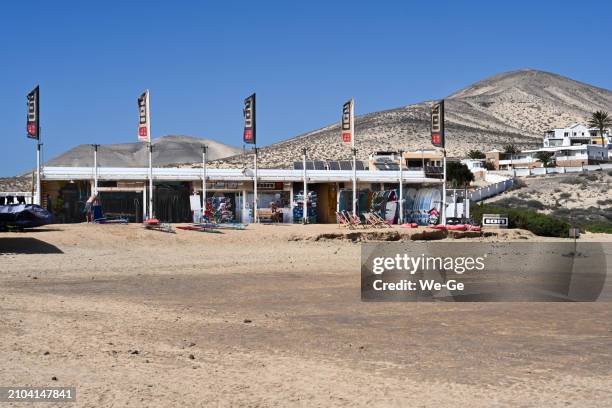 der ion club in risco del paso, eine kitesurfschule in der lagune von sotavento, fuerteventura, kanarische inseln, spanien. - kite lagoon stock-fotos und bilder