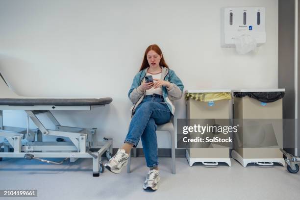 patient on phone in hospital - medical examination room stock pictures, royalty-free photos & images