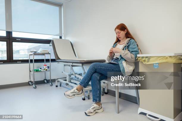 patient waiting in hospital - medical examination room stock pictures, royalty-free photos & images
