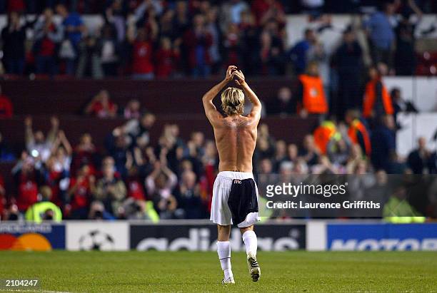 David Beckham of Man Utd salutes the crowd after the UEFA Champions League quarter final, second leg match between Manchester United and Real Madrid...