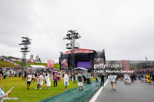 Concertgoers arrive during day one of Lollapalooza Brazil at Autodromo de Interlagos on March 22, 2024 in Sao Paulo, Brazil.