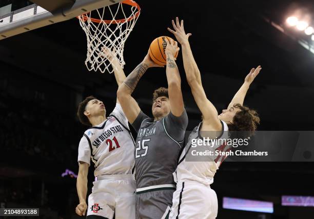 Will Shaver of the UAB Blazers drives to the basket against Miles Heide and Miles Byrd of the San Diego State Aztecs during the second half in the...