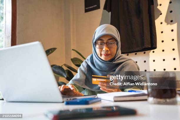 working remote at coffee shop - indonesian ethnicity stock pictures, royalty-free photos & images
