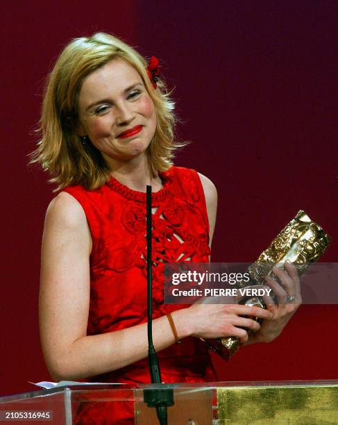 Actrice française Isabelle Carré remercie le public après avoir reçu le César de la meilleure actrice le 22 février 2003 sur la scène du Théâtre du...