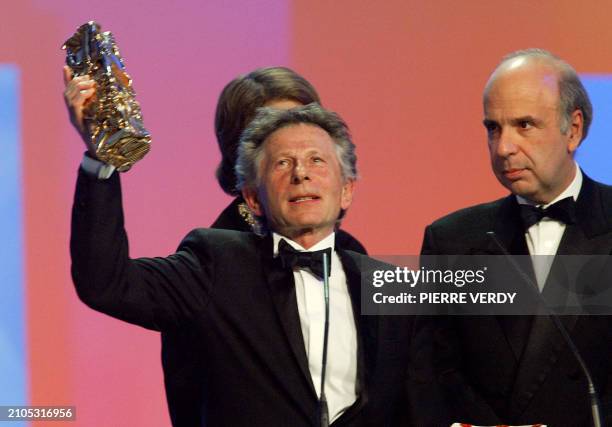 Le réalisateur Roman Polanski remercie le public après avoir reçu le César du meilleur film pour "le Pianiste", le 22 février 2003 sur la scène du...