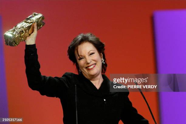 Actrice française Bernadette Lafont remercie le public après avoir reçu un César d'honneur, le 22 février 2003 sur la scène du Théâtre du Chatelet à...