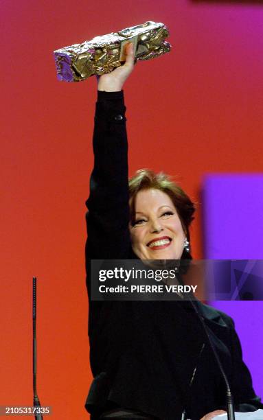 La comédienne Bernadette Lafont remercie le public après avoir reçu un César d'honneur, le 22 février 2003 sur la scène du Théâtre du Chatelet à...