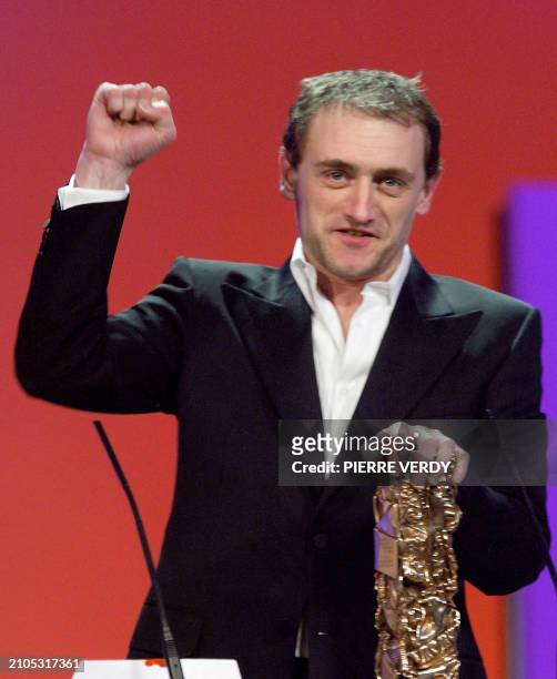 Acteur français Jean-Paul Rouve remercie le public après avoir reçu le César du meilleur jeune espoir masculin, le 22 février 2003 sur la scène du...