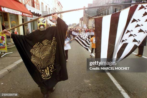 Un manifestant déguisé défile, le 08 janvier 2000 dans les rues de Vannes, parmi plusieurs milliers venus protester contre les effets de la marée...