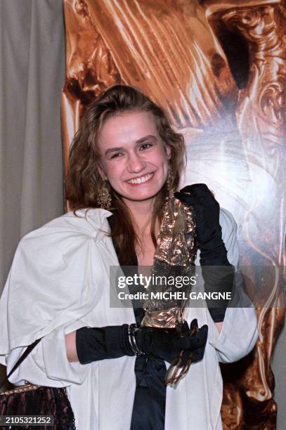 Actrice Française Sandrine Bonnaire tient son trophée après avoir été déclaré meilleur actrice au cours de la cérémonie des Césars du Cinéma à Paris,...