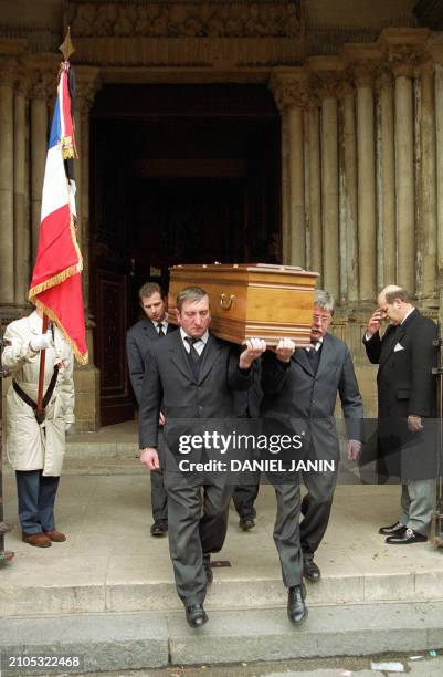 Des employés des pompes funèbres portent le cercueil d'Alphonse Boudard, le 19 janvier 2000, alors qu'ils quittent l'église Saint-Germain des Près à...