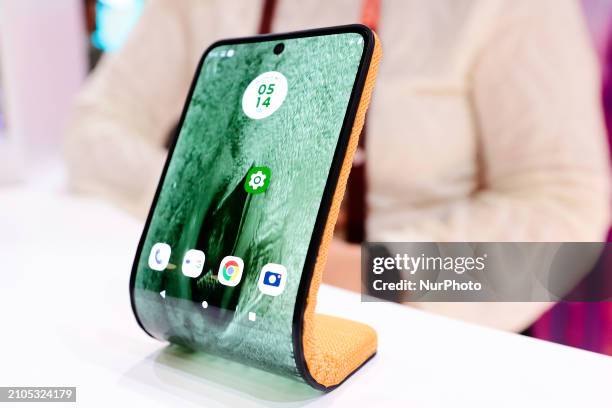 Motorola, the American manufacturer and subsidiary of the Chinese technology company Lenovo, is exhibiting a concept rollable smartphone that wraps...