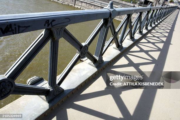 Picture taken 24 April 2003 of the oldest Hungarian bridge, the 'Chain Bridge' on the Danube River of Budapest. AFP PHOTO ATTILA KISBENEDEK