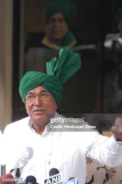 Haryana Chief Minister Om Prakash Chautala addresses a press conference on April 7, 2004 in New Delhi, India.