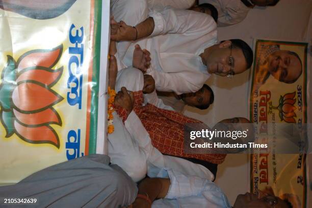 Candidate from Sadar Bazar Vijay Goel along with senior BJP leader Arun Jaitley during a public meeting on April 28, 2004 in New Delhi, India.