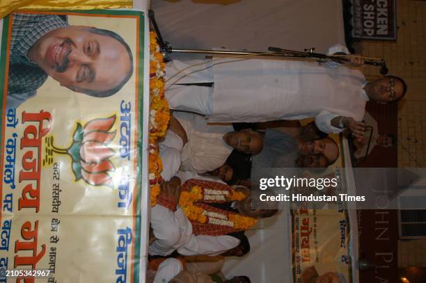 Candidate from Sadar Bazar Vijay Goel along with senior BJP leader Arun Jaitley during a public meeting on April 28, 2004 in New Delhi, India.