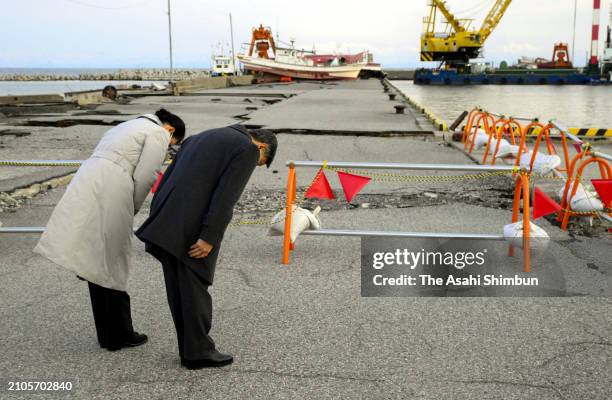 Emperor Naruhito and Empress Masako bow to commemorate the victims at Iida Port after the Noto Peninsula Earthquakes on March 22, 2024 in Suzu,...