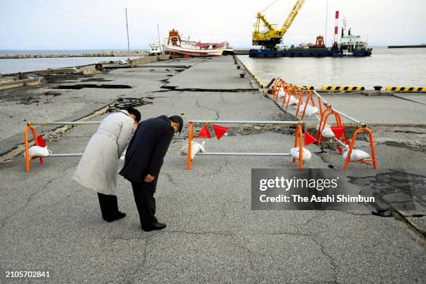 Emperor Naruhito and Empress Masako bow to commemorate the victims at Iida Port after the Noto Peninsula Earthquakes on March 22, 2024 in Suzu,...