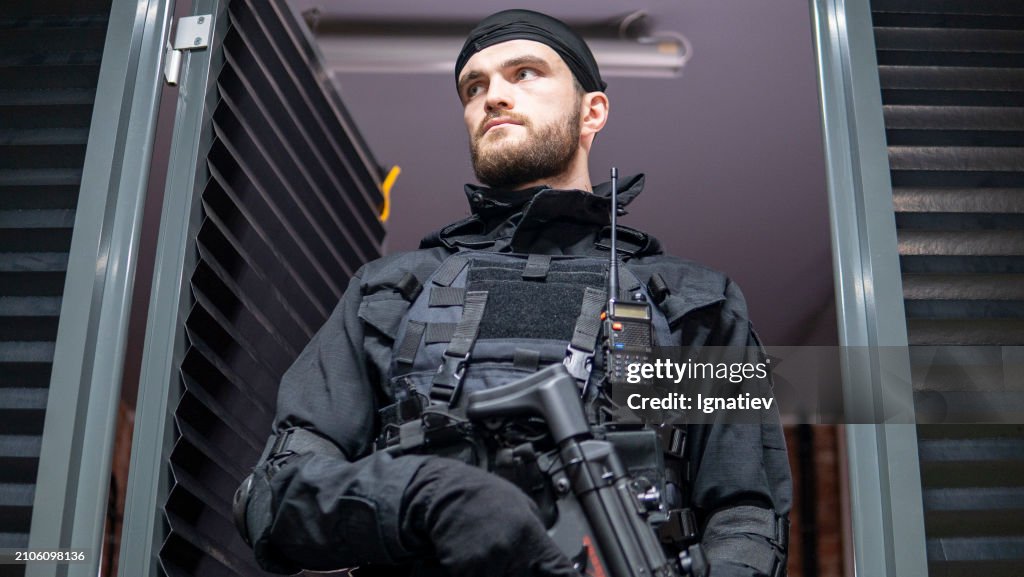 Ein spezialisierter Agent, gekleidet in voller taktischer Ausrüstung, steht auf diesem packenden Foto für eine Operation mit hohem Einsatz bereit