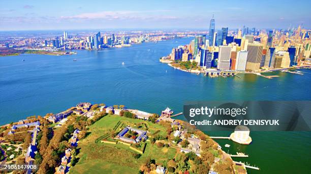 governors island and manhattan financial district. - new york harbour stock pictures, royalty-free photos & images