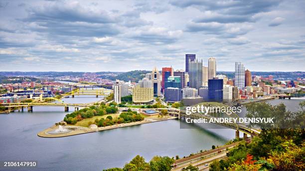 pittsburgh skyline - pittsburgh stock-fotos und bilder
