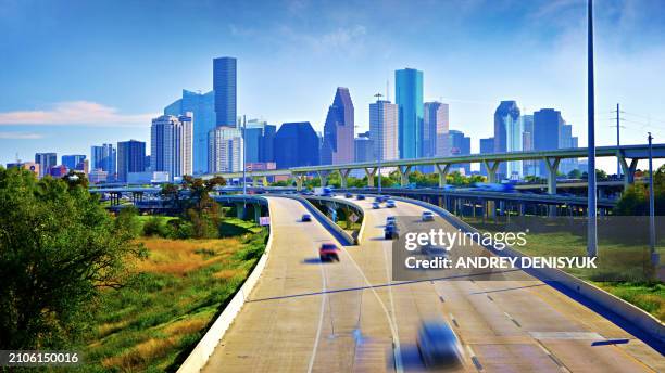 houston freeway and downtown area - houston texas night photos et images de collection