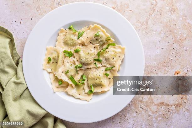 ravioli with spinach and ricotta - ravioli fotografías e imágenes de stock