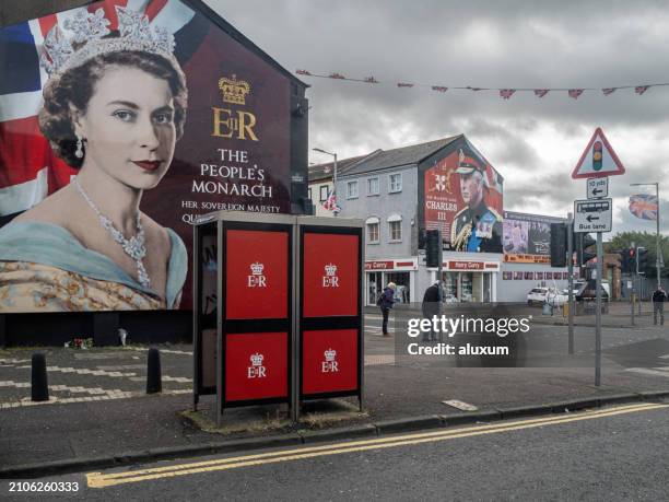 image of queen elisabeth ii on shankill road belfast - king royal person stock pictures, royalty-free photos & images