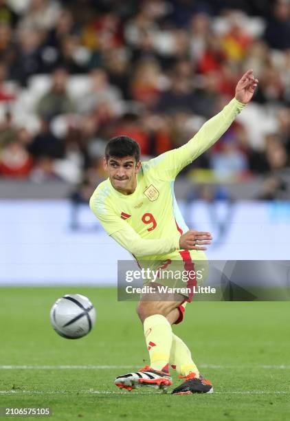 Gerard Moreno of Spain passes the ball during the international friendly match between Spain and Colombia at London Stadium on March 22, 2024 in...
