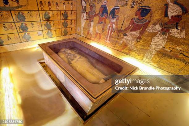 tomb of tutankhamun, luxor, egypt. - tutankhamen coffin stock pictures, royalty-free photos & images