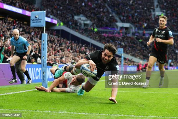 Sean Maitland of Saracens scores his team's fourth try during the Gallagher Premiership Rugby match between Saracens and Harlequins at Tottenham...