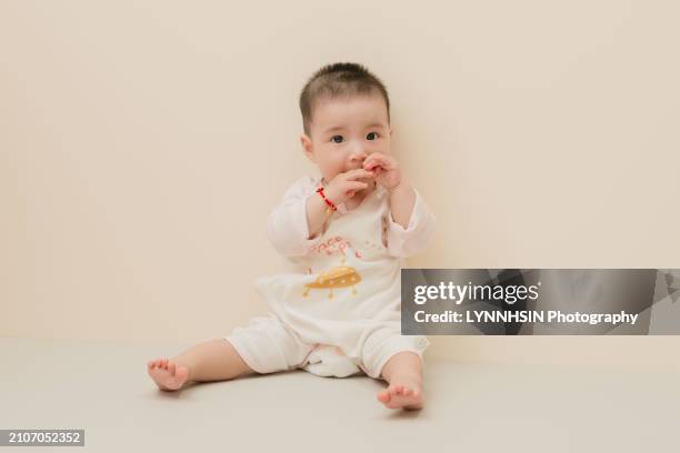 asian chinese infant with casual cloth playing on the ground - lynnhsin stock-fotos und bilder