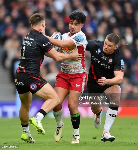 Marcus Smith of Harlequins with the ball is challenged by Alex Lewington and Owen Farrell of Saracens during the Gallagher Premiership Rugby match...