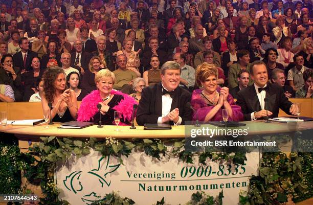 Jury members Wilma Driessen, Ruud van der Meer, Marjolein Touw, Pia Douwes and Roland Kieft are seen on set during the 2002 final of the Dutch TROS...