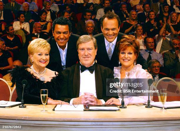 Jury members Wilma Driessen, Ruud van der Meer, Marjolein Touw and guests Frank Sanders and Roland Kieft are seen on set during the 2003 final of the...