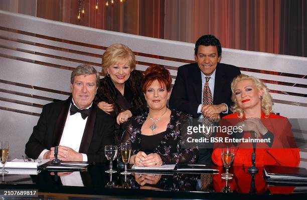Jury members Wilma Driessen, Ruud van der Meer and Marjolein Touw are seen with guests Frank Sanders and Miranda van Kralingen on the set of the...