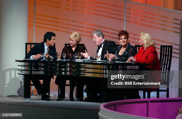Jury members Wilma Driessen, Ruud van der Meer and Marjolein Touw are seen with guests Frank Sanders and Miranda van Kralingen on the set of the...