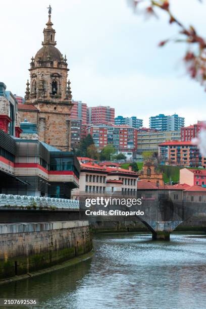 san anton medieval church and the old town buildings by the nervion river - distrito histórico imagens e fotografias de stock
